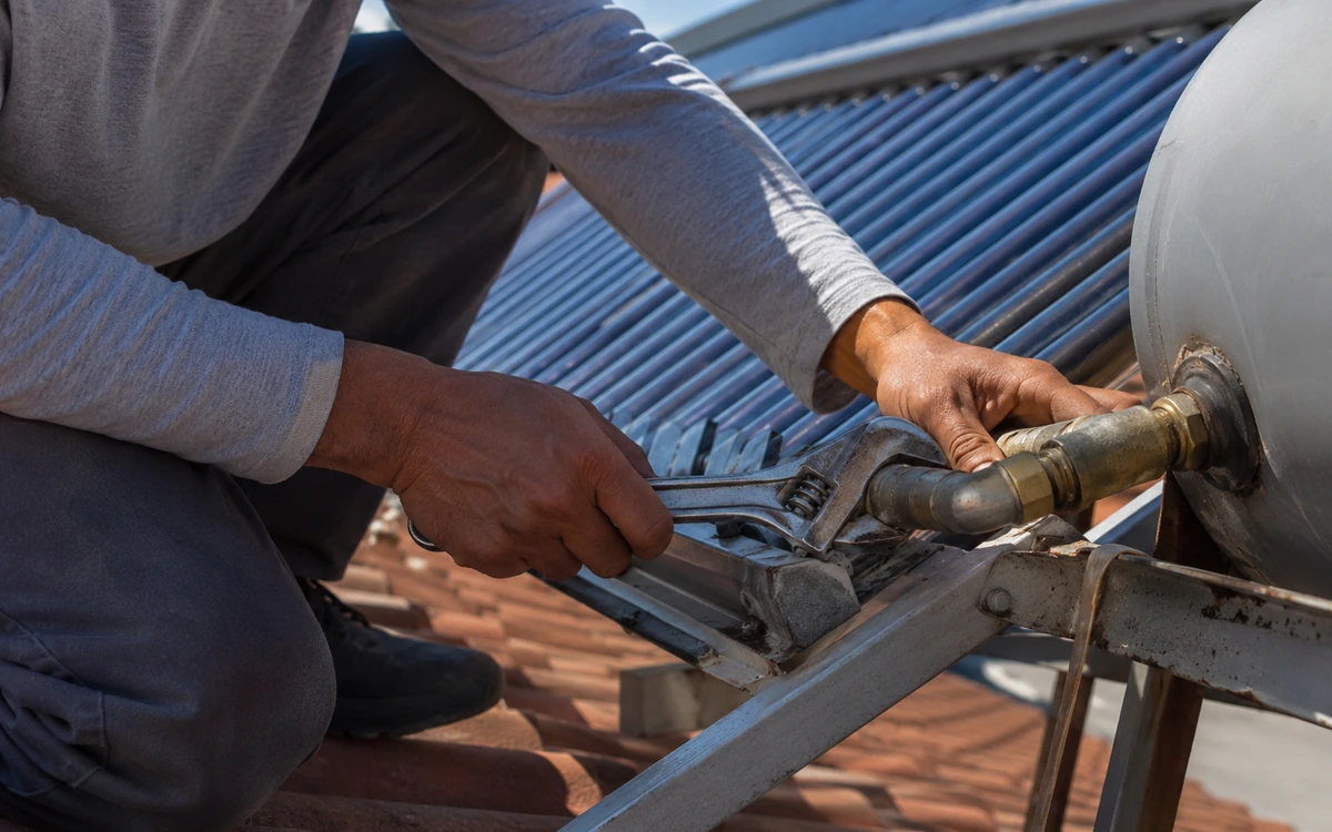 Solar water heater repair contractor